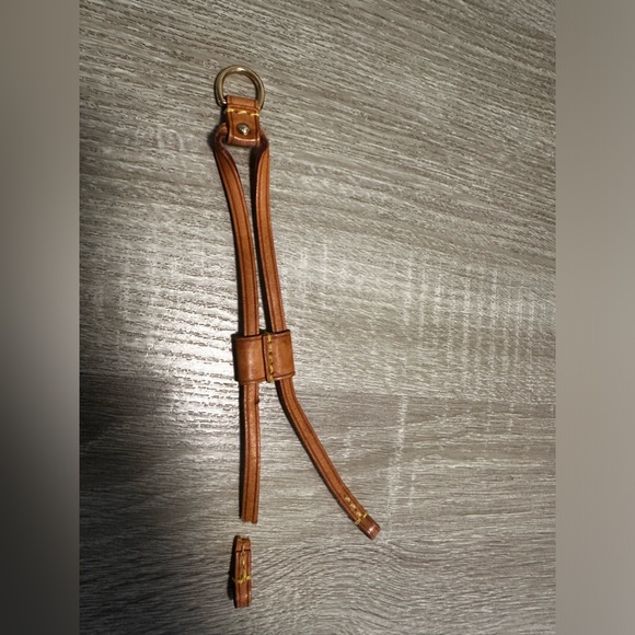 👜Louis Vuitton strap - Came off Purse👜 Would make cute keychain/bracelet👜 - Picture 5 of 7